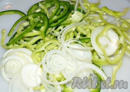 Нарезать перцы и лук тонкими кольцами.