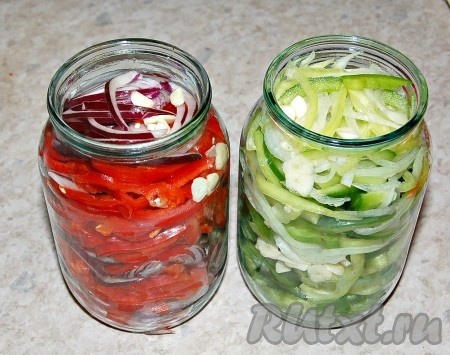 Плотно набить банки перцами с луком и чесноком.