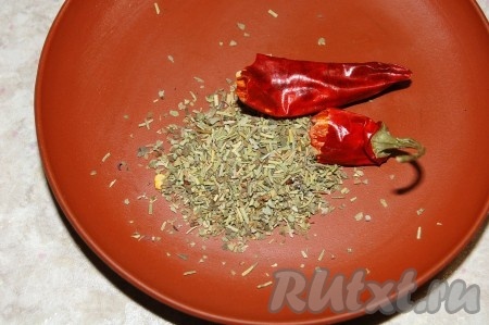 Для маринада взять кастрюлю, вылить в нее уксус и воду, добавить соль, сахар, острый перец, сушеный тимьян, довести маринад до кипения и сразу выключить.