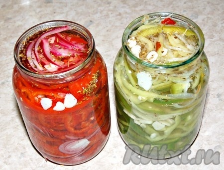 Только что вскипевшим маринадом залить банки с перцами. 