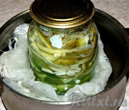 Если делать такой маринованный перец на зиму, то нужно обязательно его простерилизовать. Для этого в кастрюлю положить салфетку, на нее установить банку с перцами, накрытую крышкой, и поставить на огонь. Довести до кипения, уменьшить огонь и держать на маленьком огне 1-литровые банки 15 минут, затем вытащить, закрутить на банках крышки, перевернуть банки и оставить остывать. Через 12 часов банки с маринованным болгарским перцем можно убрать на хранение.