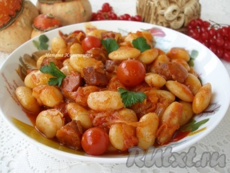 Фасоль, тушёная с колбасками в томатном соусе