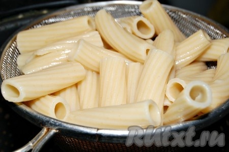 Макароны сварить, как указано на упаковке, промыть холодной водой и дать воде стечь.
