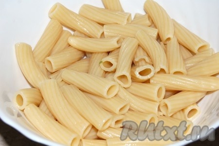 Сложить макароны в миску.