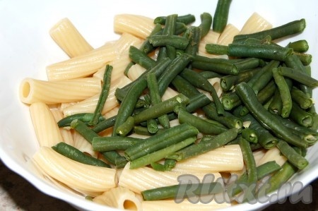 Остывшую фасоль добавить в миску  к макаронам.