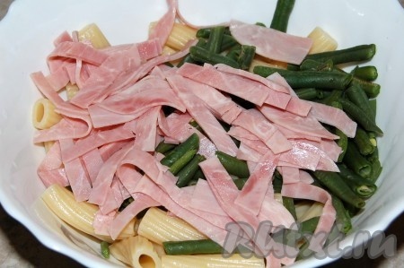 Нарезанную ветчину добавить в салат к макаронам и фасоли.