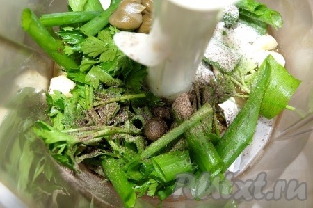 Все составляющие заправки поместить в блендер и промолоть до пюреобразного состояния.