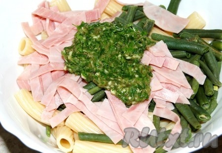 Полученную заправку выложить в миску к салату с макаронами и ветчиной.