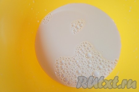 В тёплом молоке (температура молока до 37 градусов, это важно!) растворить дрожжи.