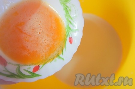 Добавить предварительно подготовленное яйцо, перемешать.