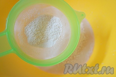 Небольшими порциями, как на фото, добавить просеянную муку.
