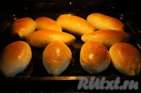 Духовку разогреваем до 180 градусов, запекаем пирожки с яблоками около 40 минут.