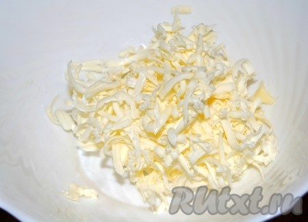 Масло сливочное натереть на крупной терке.