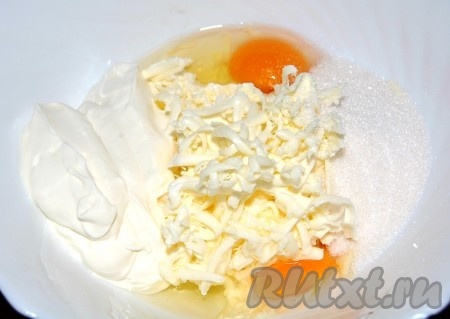 Добавить к маслу сахар, сметану, яйца, ваниль. 