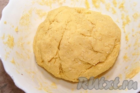 Муку добавлять до тех пор, пока не образуется мягкий шар из нелипнущего к рукам теста. Шар из теста положить в миску, накрыть пленкой и убрать в холодильник на 1 час.