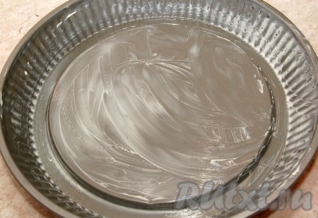 Спустя 1 час взять форму и слегка смазать ее сливочным маслом.