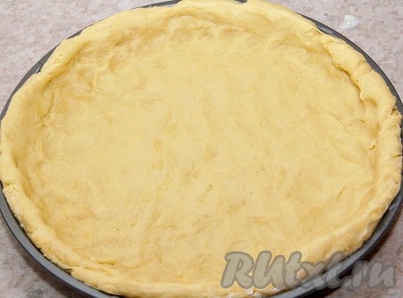 Тесто выложить в форму и разровнять по всей поверхности.