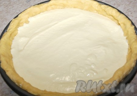 Выложить творожную начинку на тесто.