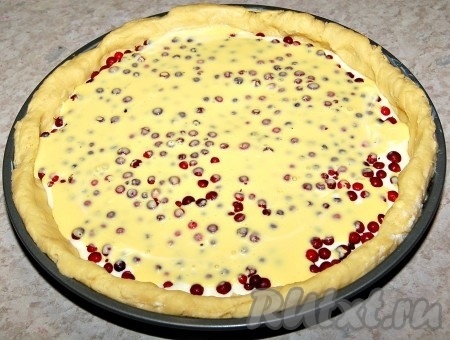 Полученной заливкой залить пирог с брусникой и отправить форму с пирогом в заранее нагретую до 180 градусов духовку на 30-40 минут.