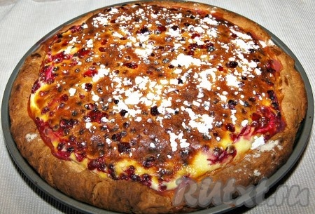 По мере готовности достаем наш пирог с брусникой из духовки.