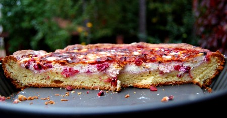 Брусничный пирог в разрезе.