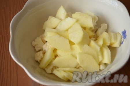 Цветную капусту промыть, просушить, разобрать на небольшие соцветия. Яблоко почистить от кожуры, порезать ломтиками. Свежую цветную капусту и яблоко отправить в салатник.