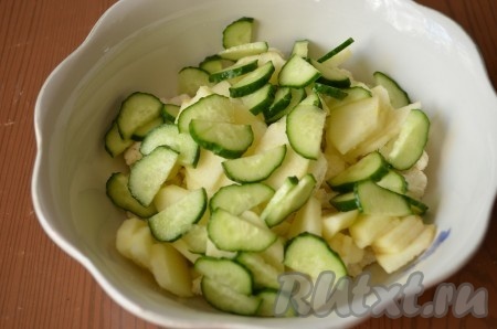 Огурец порезать дольками, добавить в салат.