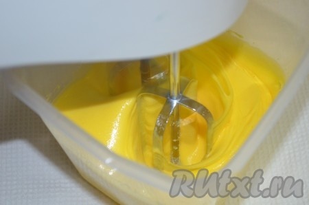 Яйца взбить с сахаром до густоты в течение 5-7 минут.