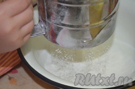 Муку просеять с разрыхлителем.