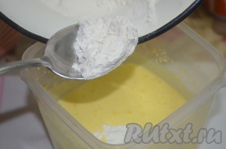 Ложкой вмешать муку в яичную смесь.