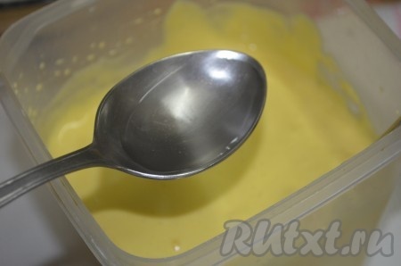 Добавить в тесто кипящую воду.