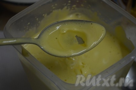 Затем добавить растительное масло и ванилин. Аккуратно перемешать.