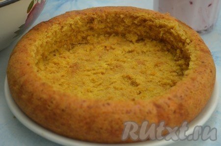 Бисквитный пирог, приготовленный в мультиварке, остудить, вынуть из него середину.