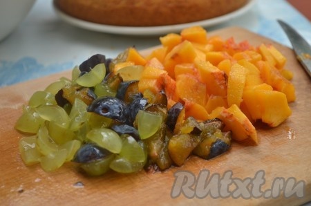 Нарезать маленькими кубиками фрукты.