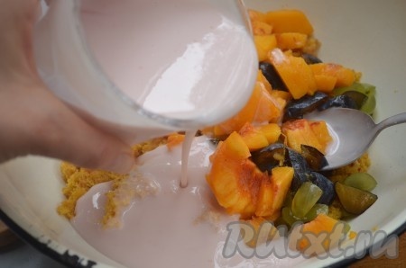 Сметану взбить с сахаром и ванилином, перемешать с фруктами и порезанной на кубики серединой бисквита.