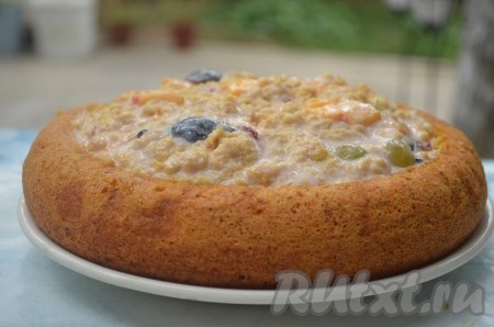 Заполнить готовым кремом бисквитный пирог, приготовленный в мультиварке.