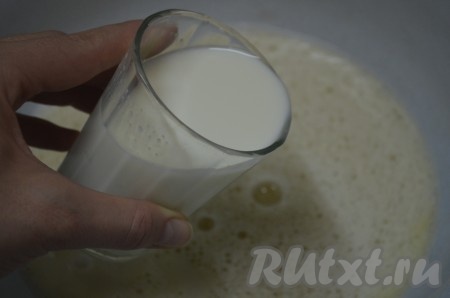 Затем добавить молоко, перемешать.
