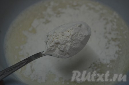 Всыпать соду, частями начать добавлять муку, перемешивая тесто венчиком (или столовой ложкой), чтобы не было комочков. Муки может понадобиться немного больше или меньше, чем 1 стакан, ориентируйтесь по консистенции блинного теста, оно должно получиться, как жидкая сметана.
