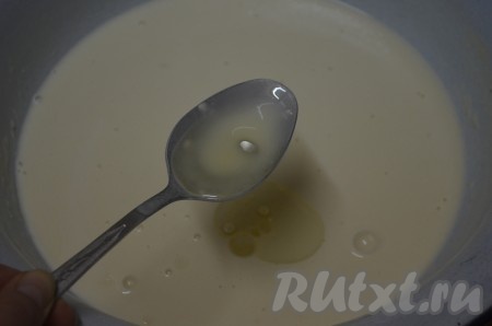 Затем добавить 2 столовых ложки растительного масла, ещё раз перемешать.