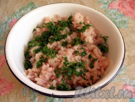 Перекрутить через мясорубку мясо, очищенную луковицу и зубчик чеснока, добавить мелко нарезанную зелень, соль, чёрный молотый перец по вкусу, тщательно перемешать получившийся фарш.
