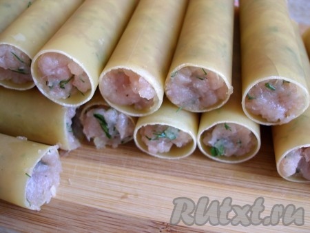 Каннеллони наполнить получившимся фаршем, стараясь не заполнять слишком плотно.