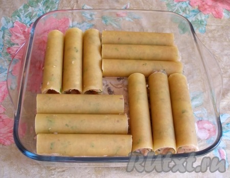 В отдельной ёмкости смешать сметану с водой, посолить, поперчить, тщательно перемешать получившийся сметанный соус. В форму для запекания, смазанную маслом, налить 1/3 сметанного соуса, затем выложить фаршированные каннеллони (лучше выкладывать их в один слой), оставшийся соус равномерно распределить поверх каннеллони.