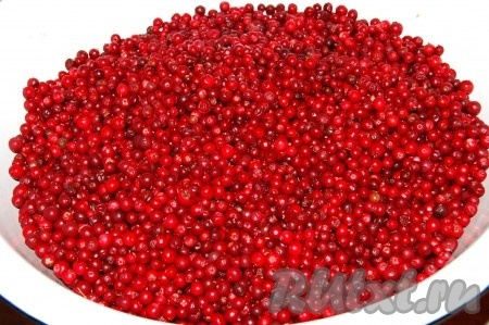 Бруснику разобрать и промыть.