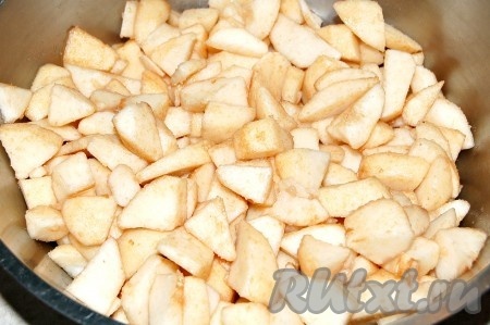 Грушу очистить от кожуры и нарезать небольшими кусочками.
