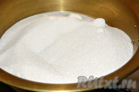 Взвесить сахар и положить его в таз.