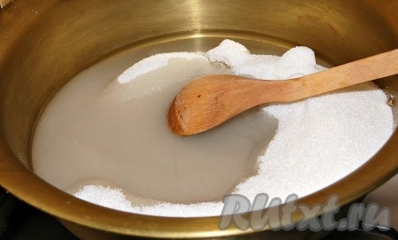 К сахару добавить воду. Воду лучше брать горячую, чтобы сахар быстрее в ней растворился