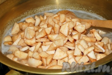 Как только сироп закипит, опустить в таз нарезанную грушу. Перемешать и варить 15 минут.