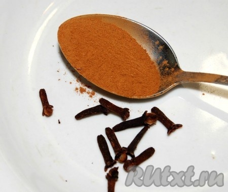 Добавить корицу и гвоздику.