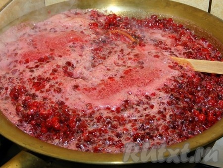 Варить варенье из брусники с грушами на небольшом огне, периодически слегка помешивая.