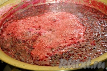 Обязательно снимать пенку, когда она образуется.